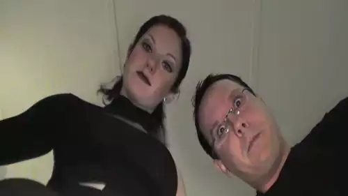 Pareja de negro habla sucio frente a cámara